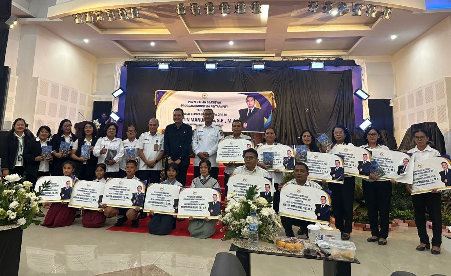 Martin Manurung Salurkan Beasiswa PIP di Samosir